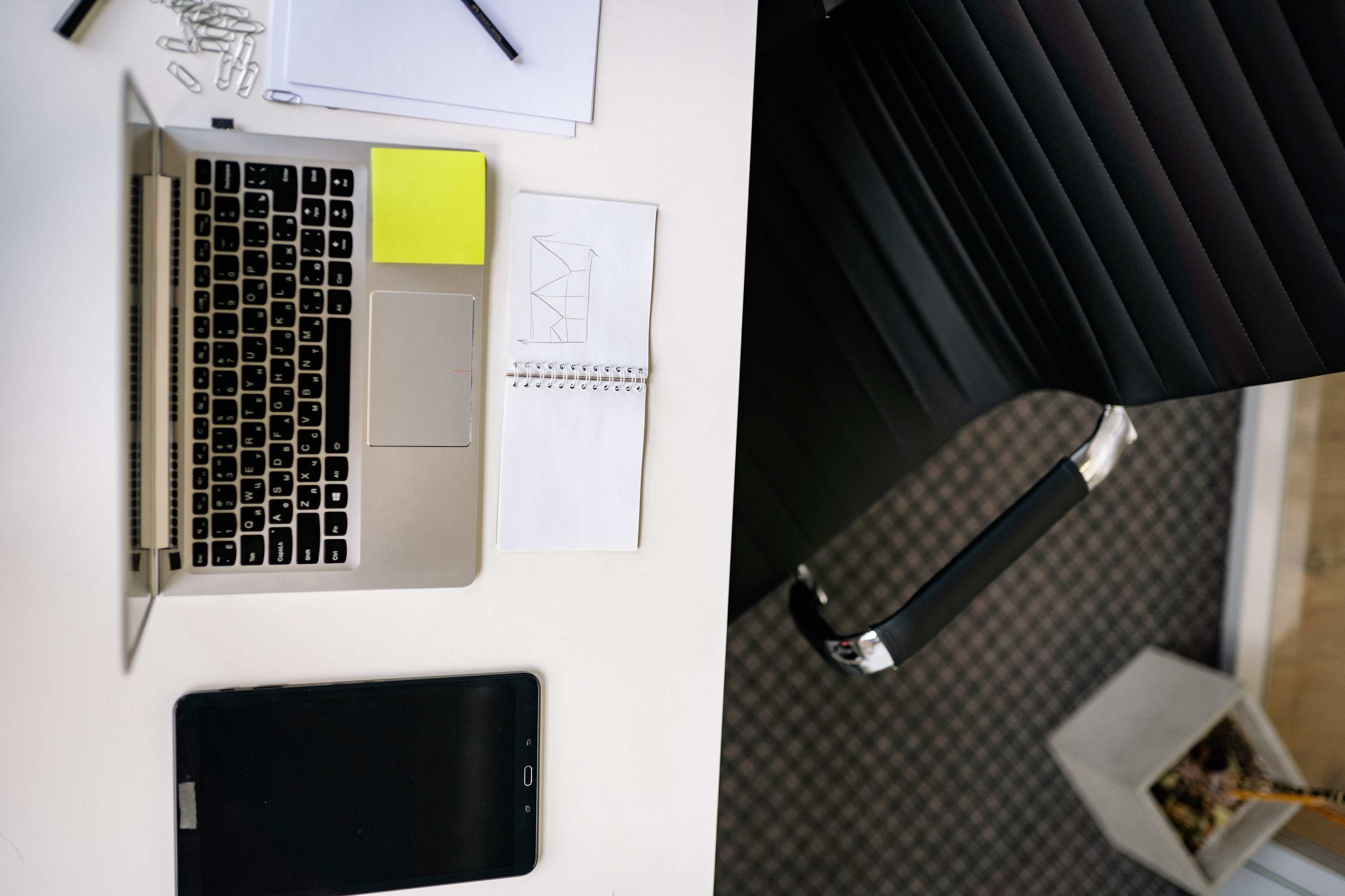 Schreibtisch mit Laptop in einem hellen Büro, modern workspace
